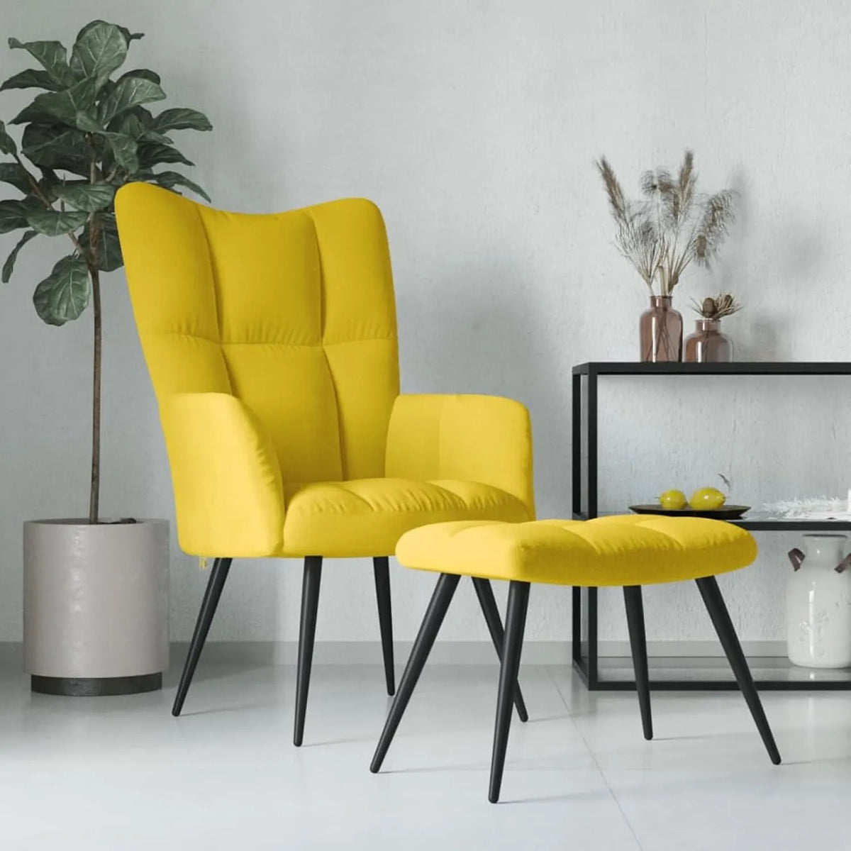 Fauteuil confortable en velours jaune avec repose-pieds et pieds en bois de hêtre