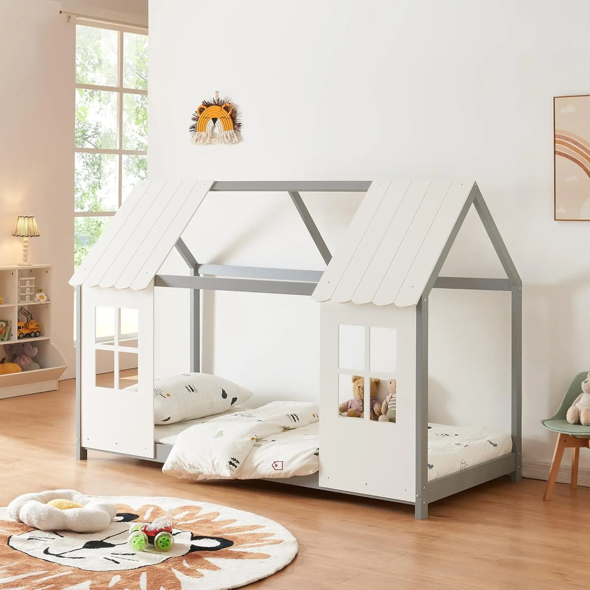 Lit Maison Enfant avec Fenêtres et Toit en Pin - Sommier à Lattes 90x200 cm - Chambre Enfant Grise et Blanche