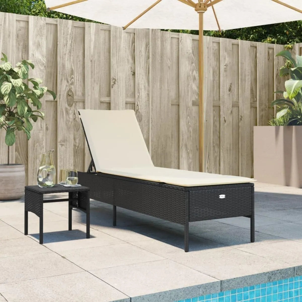 Bain de Soleil en Résine Tressée avec Coussin Noir, Dossier Réglable 5 Positions, Tablette Intégrée, Cadre en Acier Solide pour Extérieur, Housse Amovible et Lavable, Supporte jusqu'à 110 kg