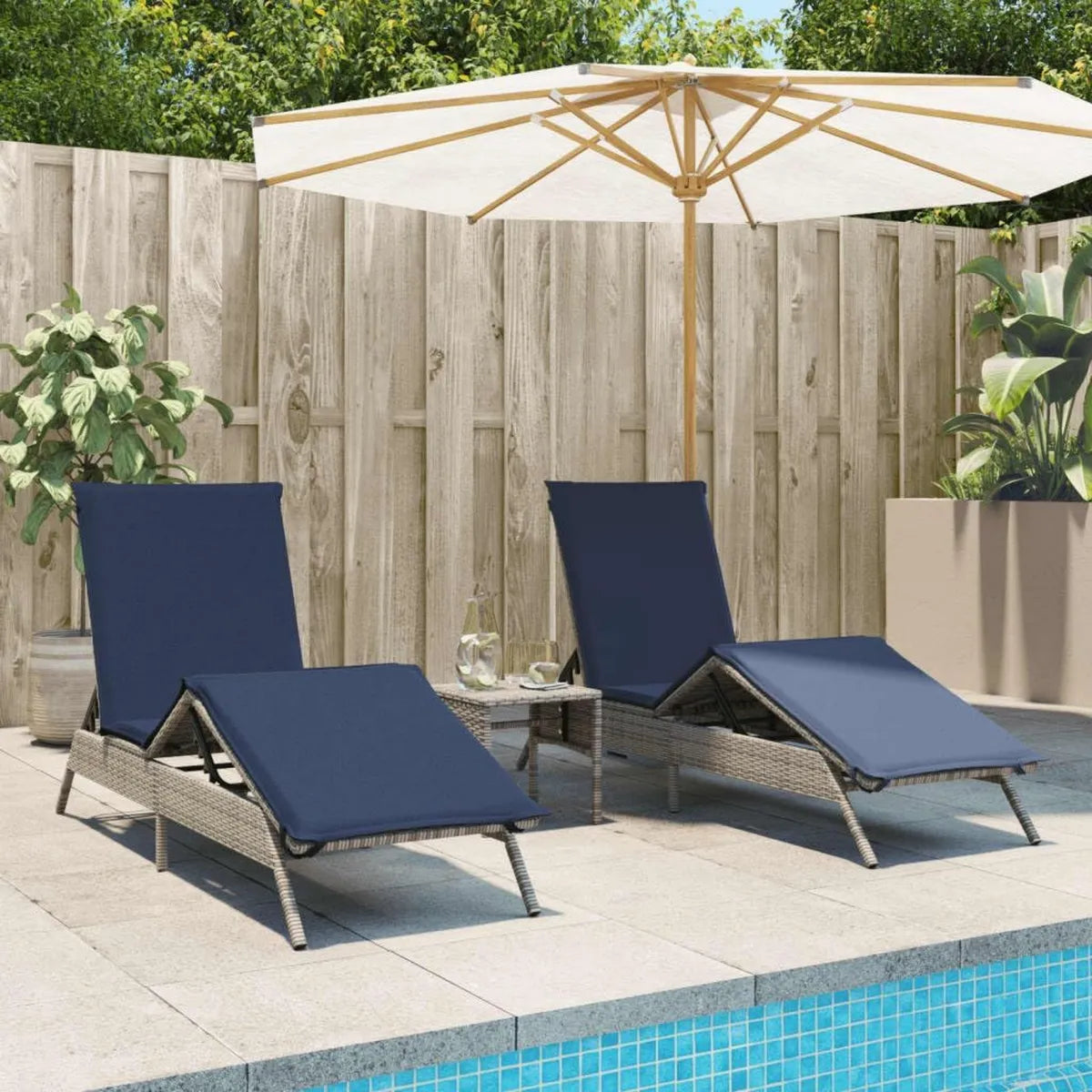 Ensemble de 2 bains de soleil ajustables en rotin synthétique gris avec table, résistant aux intempéries et coussins confortables pour jardin et balcon