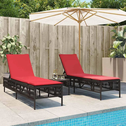 Lot de 2 chaises longues en rotin PE marron avec table d'appoint, coussins rouges amovibles, dossier réglable 5 positions pour jardin, terrasse, piscine